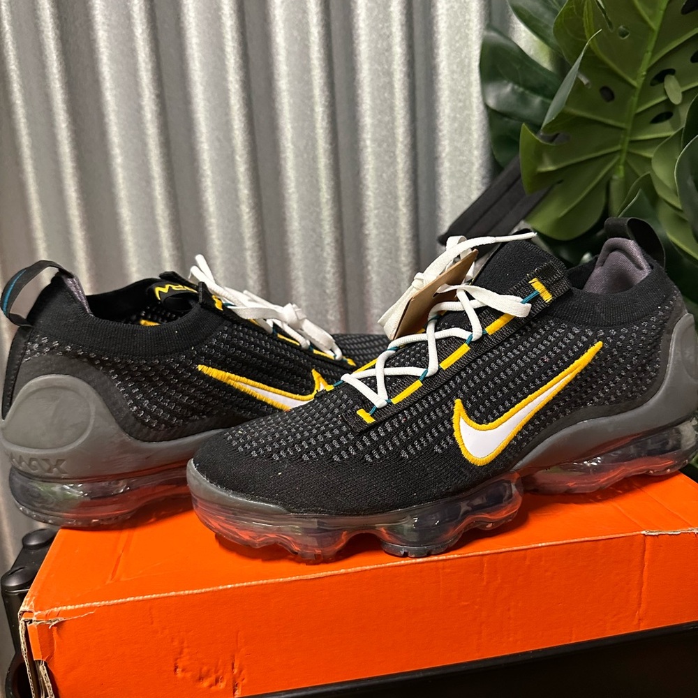 Nike Black and Yellow Sneakers with Air Cushion Sole